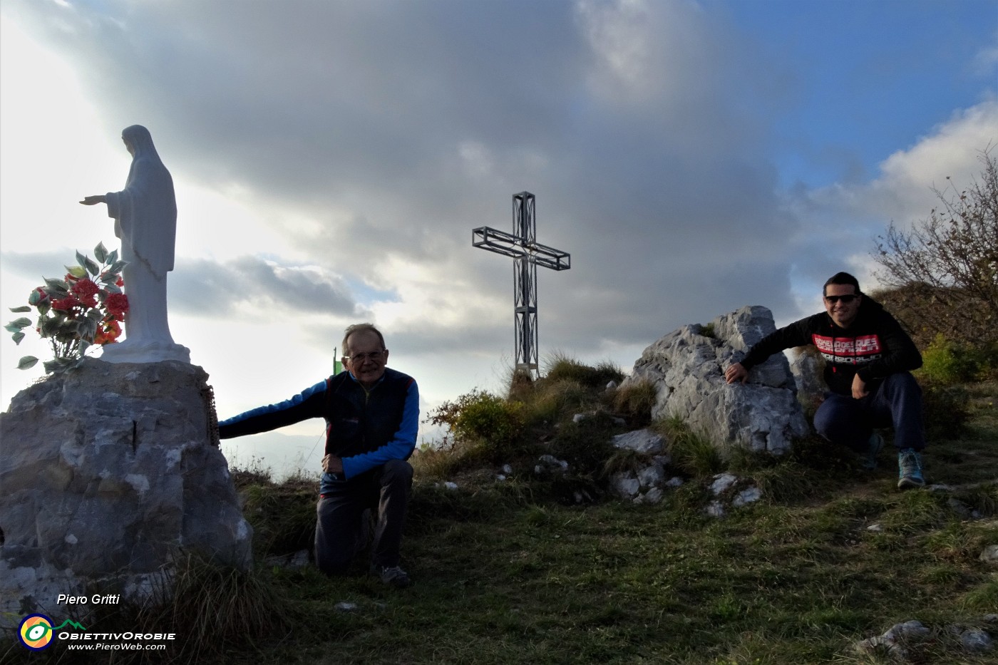 47 Alla Madonnina con vista sulla croce.JPG